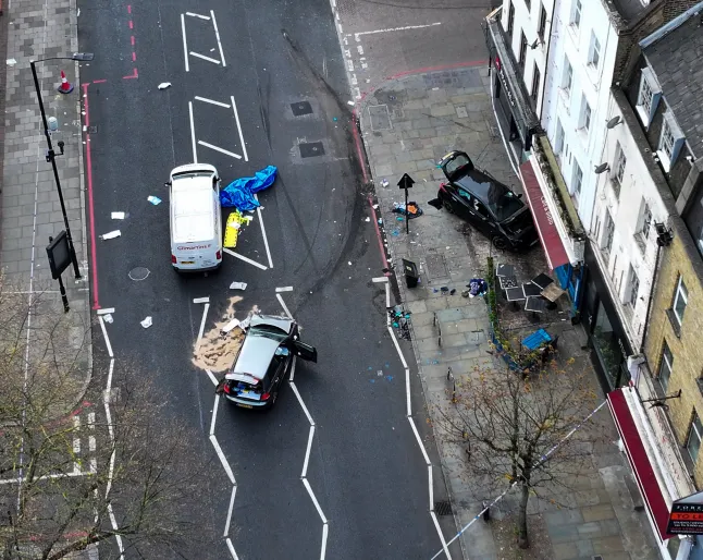 Étteremnek hajtott egy autó Londonban - többen megsérültek 5