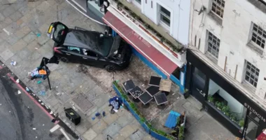Étteremnek hajtott egy autó Londonban - többen megsérültek