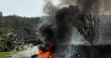 Épületek közé zuhant egy repülőgép Nagy-Britanniában a turisták szeme láttára