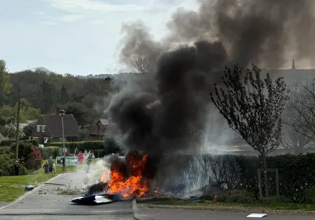 Épületek közé zuhant egy repülőgép Nagy-Britanniában a turisták szeme láttára