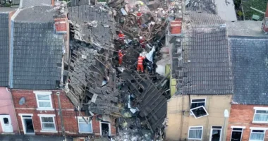 Darabokra robbant egy lakóház Nottinghamshire-ben – továbbra is keresik az ott élőket