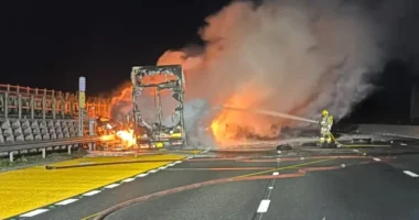 Lángba borult egy kamion Nagy-Britanniában az M6-os autópályán Merseyside-nál