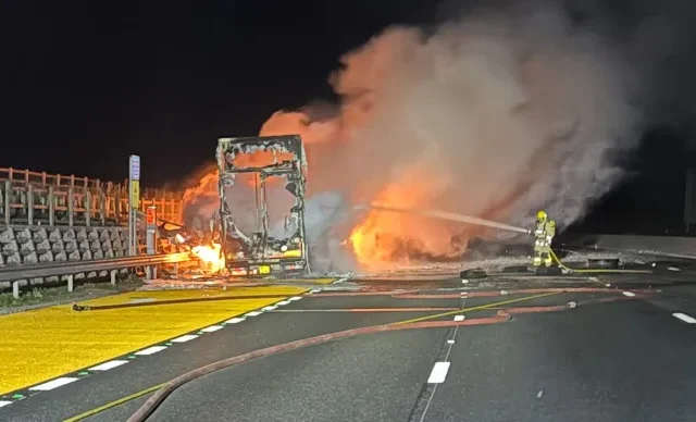 Lángba borult egy kamion Nagy-Britanniában az M6-os autópályán Merseyside-nál