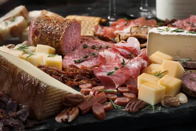 Azon élelmiszerek listája, amiket szombattól tilos az EU-ból behozni Nagy-Britanniába – a húsvét miatt pláne érdemes lecsekkolni