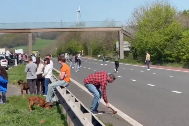 Súlyos baleset az M6-os autópályán Angliában: egy 14 éves fiú meghalt, édesapja súlyosan megsérült 4