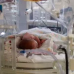 35 millió fontos kártérítést kapott egy család, miután az NHS hibája miatt súlyos agykárosodása lett a kisbabájuknak