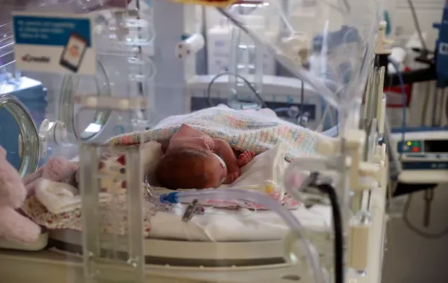 35 millió fontos kártérítést kapott egy család, miután az NHS hibája miatt súlyos agykárosodása lett a kisbabájuknak
