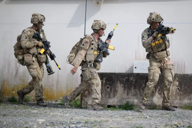 Fiatalokat is toborozni fog a brit katonaság egy új, fizetős program keretein belül