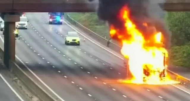Kigyulladt egy teherautó menet közben az M1-es autópályán Angliában