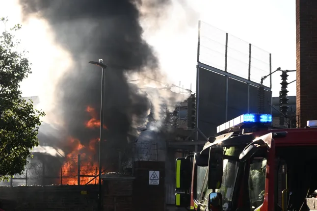 Hatalmas tűz Londonban - átterjedt egy társasházra is
