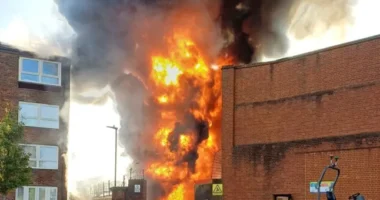 Hatalmas tűz Londonban - átterjedt egy társasházra is