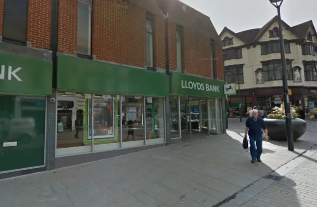 Belvárosi Lloyds bank kellős közepén késeltek halálra egy embert Angliában