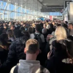 Káosz a londoni Stansted repülőtéren: IT-hiba miatt utasok ezrei maradtak le gépeikről