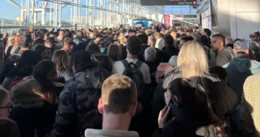 Káosz a londoni Stansted repülőtéren: IT-hiba miatt utasok ezrei maradtak le gépeikről