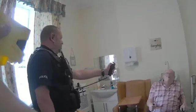 Tolószékes, féllábú, 92 éves bácsit fújtak le a rendőrök paprika spray-jel Angliában