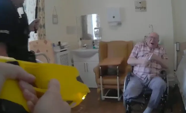 Tolószékes, féllábú, 92 éves bácsit fújtak le a rendőrök paprika spray-jel Angliában Tolószékes, féllábú, 92 éves bácsit fújtak le a rendőrök paprika spray-jel Angliában