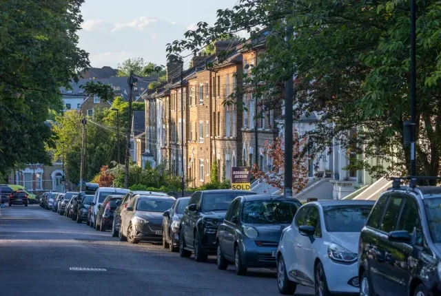 Tragédia Londonban: Meghalt egy kétéves kisfiú, miután kizuhant egy emeletei ablakból