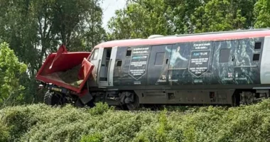 Súlyos vonatbaleset Herefordshire-ben: Traktorral ütközött egy vonat, 17 sérült