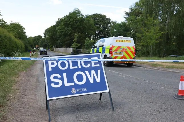 Halálos autóbaleset Nottinghamshire-ben: három fiatal férfi meghalt, egy ember életéért küzdenek