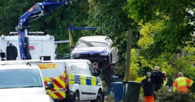 Halálos autóbaleset Nottinghamshire-ben: három fiatal férfi meghalt, egy ember életéért küzdenek