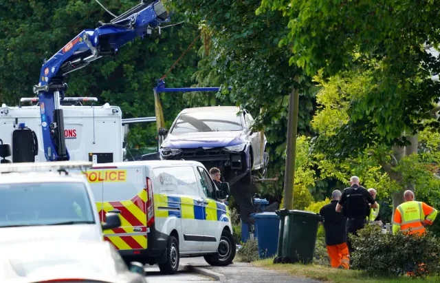 Halálos autóbaleset Nottinghamshire-ben: három fiatal férfi meghalt, egy ember életéért küzdenek