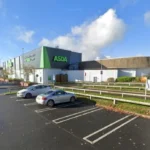 Vásárlók szeme láttára esett össze és vesztette életét egy férfi egy angliai Asda áruházban