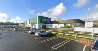 Vásárlók szeme láttára esett össze és vesztette életét egy férfi egy angliai Asda áruházban