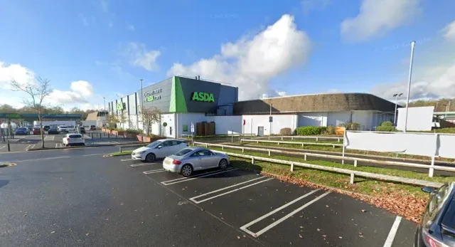 Vásárlók szeme láttára esett össze és vesztette életét egy férfi egy angliai Asda áruházban