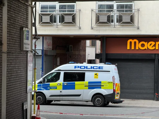 Fiatal nőt késeltek halálra a nyílt utcán Londonban, Croydon egyik forgalmas sétálóutcáján