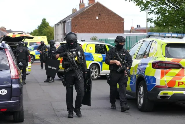 Súlyos kutyatámadás Angliában – három elszabadult német juhász rontott rá az utcán sétálókra, köztük egy anyára, aki gyermekét próbálta védeni