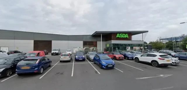 Holtan találtak egy férfit Angliában egy autóban a leicesteri Asda parkolójában