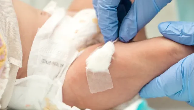 Kirúgtak egy NHS dolgozót az Egyesült Királyságban, miután Covid-19-cel kapcsolatos összeesküvés-elméleteket kezdett terjeszteni