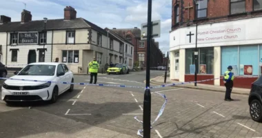 A babakocsiból repült ki egy csecsemő, miután egy teherautó elütött egy anyát és két gyermeket Angliában