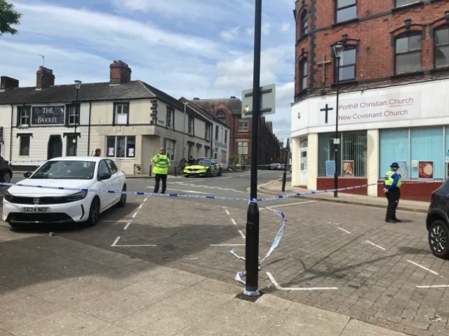 A babakocsiból repült ki egy csecsemő, miután egy teherautó elütött egy anyát és két gyermeket Angliában