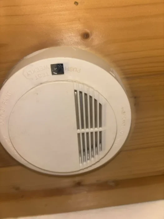 Rejtett kamerát találtak egy fürdőszobai füstérzékelőben egy albérletben Angliában