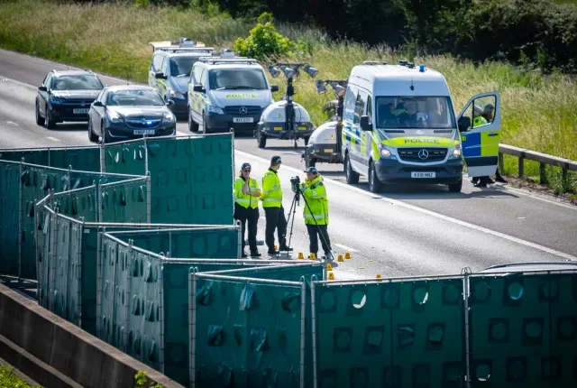 Súlyos autóbaleset Angliában az M4-en: egy nő meghalt 9 sérült, a baleset okozója elhajtott