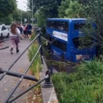 Súlyos buszbaleset Angliában: legalább 17 gyerek sérült meg, amikor egy emeletes busz folyóba zuhant