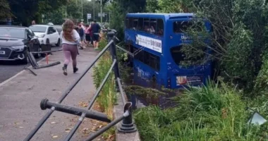 Súlyos buszbaleset Angliában: legalább 17 gyerek sérült meg, amikor egy emeletes busz folyóba zuhant