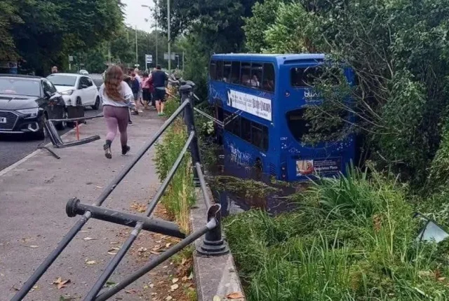 Súlyos buszbaleset Angliában: legalább 17 gyerek sérült meg, amikor egy emeletes busz folyóba zuhant