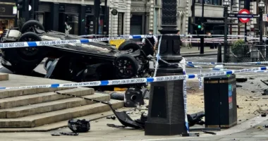 London egyik legforgalmasabb csomópontját lezárták - autó csapódott Piccadilly Circus szökőkútjába