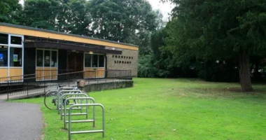 Hajtóvadászatot indított a rendőrség Angliában: megerőszakoltak egy 15 éves lányt egy surreyi könyvtár mellett