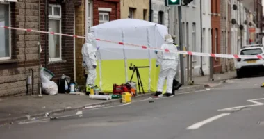 Egy édesapát késeltek halálra egy iskola mellett Nagy-Britanniában – egy közeli pizzéria dolgozójának karjaiban halt meg