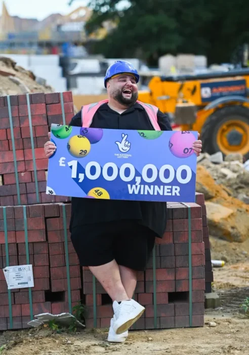 1 millió fontot nyert egy építőmunkás Angliában egy kaparós sorsjeggyel, akinek összesen 12 font volt a számláján
