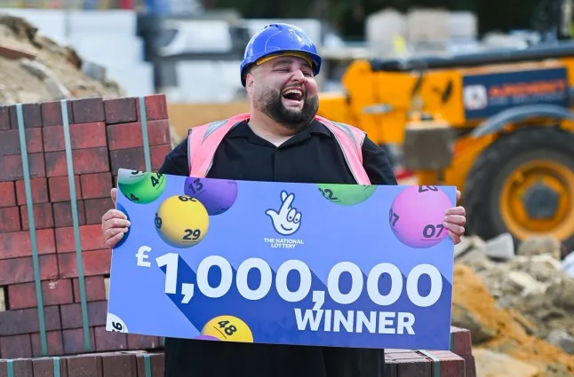 Kaparós sorsjegyen nyert 1 millió fontot egy angliai építőmunkás - úgy szétbulizta magát, hogy az életéért küzd Kaparós sorsjegyen nyert 1 millió fontot egy angliai építőmunkás - úgy szétbulizta magát, hogy az életéért küzd