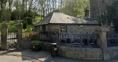 Szörnyű baleset Angliában: meghalt egy 4 éves kisfiú, miután ráborult egy sírkő Lancashire-ben