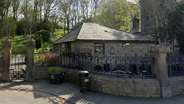 Szörnyű baleset Angliában: meghalt egy 4 éves kisfiú, miután ráborult egy sírkő Lancashire-ben