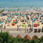 Tinédzser lányt erőszakoltak meg egy nyilvános vécében a Bournemouth-i strandon – egy 31 éves férfit letartóztattak