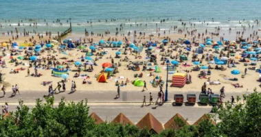 Tinédzser lányt erőszakoltak meg egy nyilvános vécében a Bournemouth-i strandon – egy 31 éves férfit letartóztattak