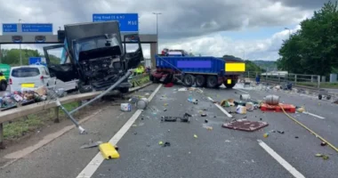 Teljes útzár a brit M60-as autópályán egy hatalmas tömegbaleset után – több mint 24 órája tart a lezárás