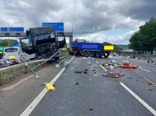 Teljes útzár a brit M60-as autópályán egy hatalmas tömegbaleset után – több mint 24 órája tart a lezárás